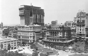 À esquerda, Edifício Martinelli, em construção; à direita Edifício Sampaio Moreira. Vale do Anhangabaú, São Paulo, 1927