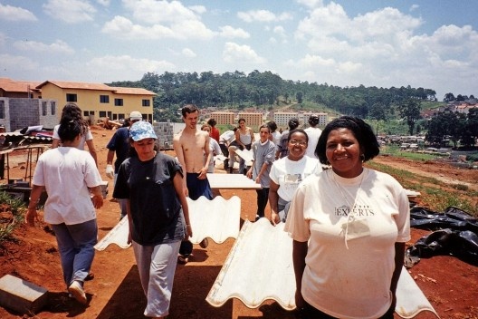 Conjunto habitacional Paulo Freire, Cidade Tiradentes, São Paulo SP, 1999-2010. Agente organizador Associação Paulo Freire, agente financiador Prefeitura Municipal de São Paulo / Programa de Mutirões Autogeridos da Cohab, assistência técnica Usina
