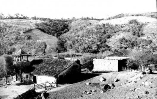 Sítio Santo Antônio, visão posterior, aspecto anterior ao restauro. À esquerda a capela, ao centro, destelhada, as paredes da casa do Barão de Piratininga, ao fundo, o telhado da casa primitiva