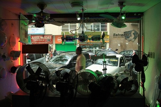 Comércio de Salvador - Série “Sobreposições” de fotografia, que busca expor diferentes escalas de arquitetura se sobrepondo e formando um cotidiano múltiplo e difuso