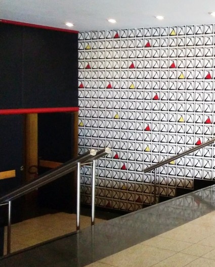 Centro Administrativo de Uberlândia, painel de Amílcar de Castro, Uberlândia MG Brasil, 1993. Arquitetos Acácio Gil Borsoi, Janete Costa, Milton Leite Ribeiro, Marco Antônio Borsoi e Rosa Maria Chagas Aroucha / Milton Leite Arquitetos