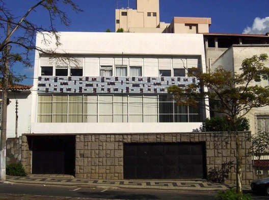 Foto recente da fachada da Residência Geraldo Magela (1957) com painel de Guima