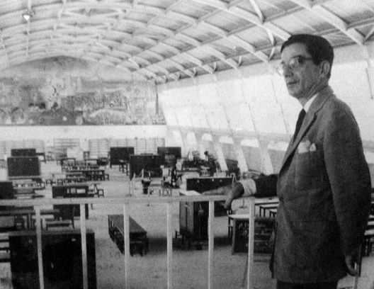 Anísio Teixeira no Pavilhão de atividades de trabalho da Escola-Parque, na Caixa d’Água; em segundo plano, o painel “Os Cinco Elementos”, de Carybé