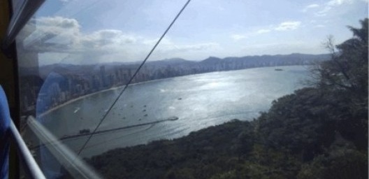 Praia Central e Molhe da Barra Sul vistos de dentro do bondinho Unipraias