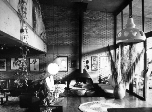 Residência Edenor Buchholz, vista do estar com mezanino à esquerda e varanda à direita, Porto Alegre, 1980