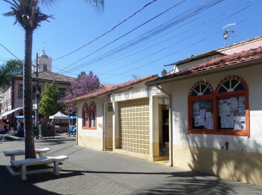 Parede externa do banheiro público usada como painel de informações