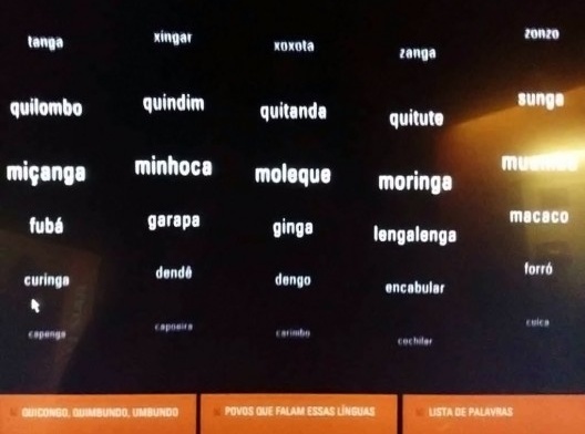A interface do dispositivo digital nas Palavras Cruzadas, com ramificação fixa e poucas op-ções de escolha, Museu da Língua Portuguesa, São Paulo