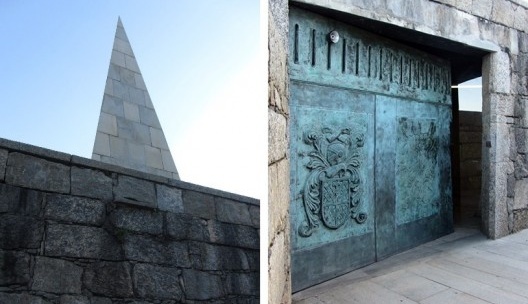 Monumento a Estácio de Sá, materialidade do muro de base e obelisco, e porta de bronze