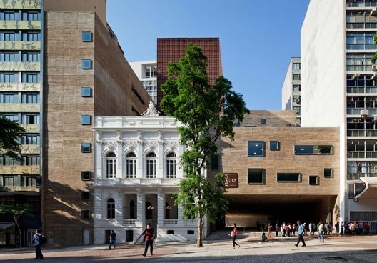 Praça das Artes, acesso avenida São João, São Paulo. Arquitetos Francisco Fanucci, Marcelo Ferraz e Marcos Cartum