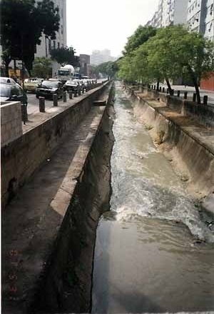 Soleira no rio Maracanã a jusante da rua José Higino, Tijuca, Rio de Janeiro, maio 2001