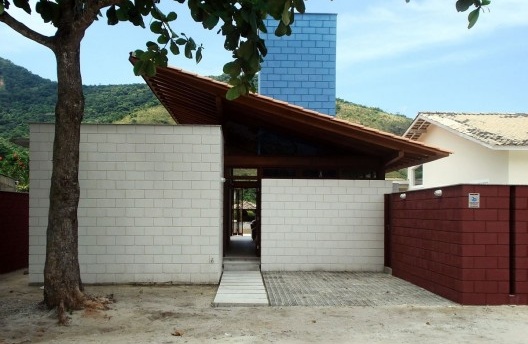 Residência em Guaecá, São Sebastião SP Brasil, 2006. Arquitetos Henrique Fina, Luis Mauro Freire e Maria do Carmo Vilariño (autores) / Projeto Paulista