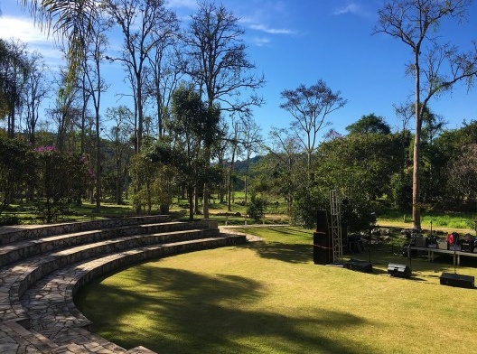Anfiteatro localizado na entrada do parque, junto ao centro de memória e restaurante. Nele acontecem semanalmente eventos culturais gratuitos que trazem vida ao parque