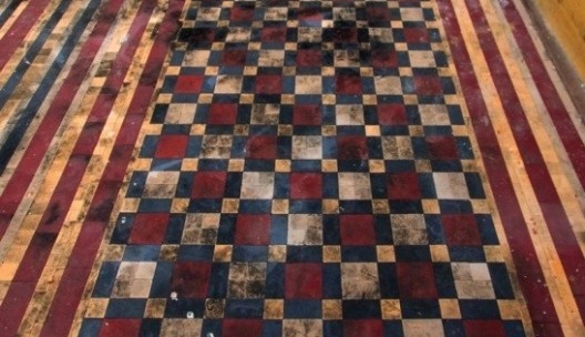 Um dos inúmeros tapetes em ladrilho existentes no imóvel, soluções do projeto de Giácomo Palumbo