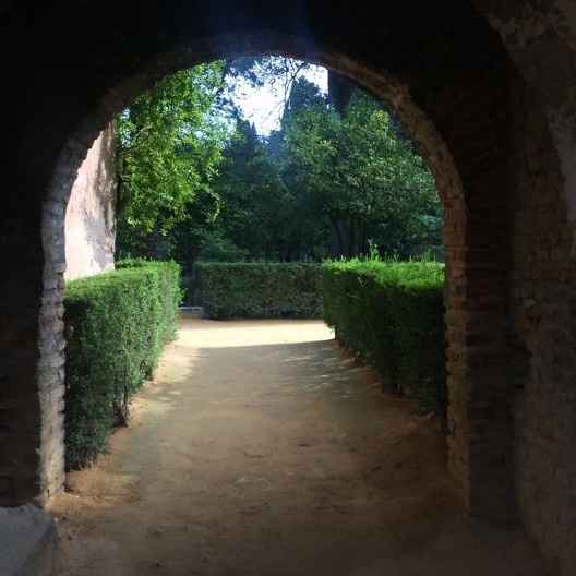 Areia amarelada só encontrada na região: nos jardins, na Torre do Ouro e na Plaza de Toros