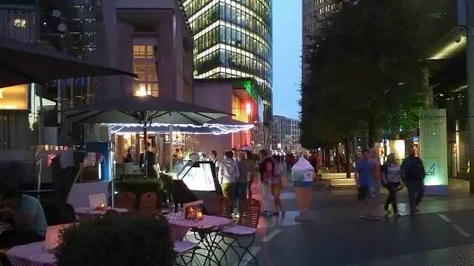Vista interna do vão central e praça de alimentação do edifício Sony Center. Projeto de Helmut Jahn