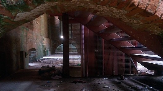 Maquete da Fábrica de Sal, Ribeirão Pires, 2001, foto atual do edifício degradado