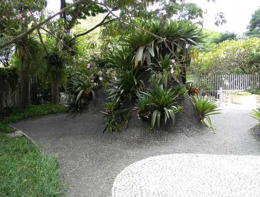 Jardim com “vulcão” de Burle Marx para o Edifício Macunaíma, do arquiteto Marcello Fragelli