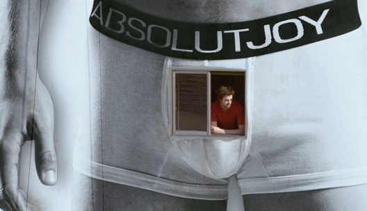 Martin, protagonizado por Javier Drolas, em janela na empena de edifício, filme “Medianeras”, de Gustavo Taretto