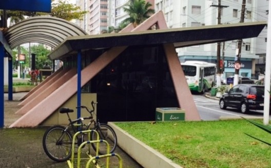 Praça do Boqueirão, um dos dois antigos abrigos de bonde convertido em Ilha de conveniência, Santos, 24/09/2016