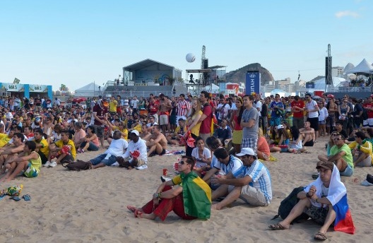 Torcedores na Fifa Fan Fest em Copacabana
