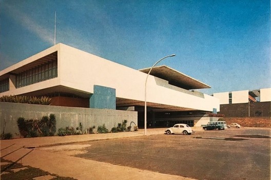 Quem sabe o nome do arquiteto e onde fica essa obra?