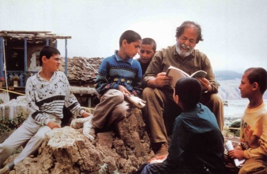 Fotograma de Através das oliveiras, filme de Abbas Kiarostami, 1994
