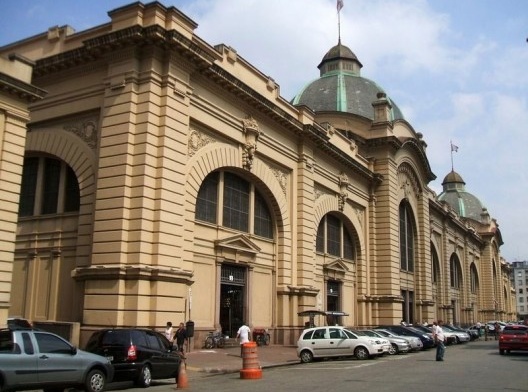 Mercado Municipal de São Paulo que foi projetado pelo eng.-arq. Ramos de Azevedo. Fachada vista da Rua da Cantareira, no centro de São Paulo