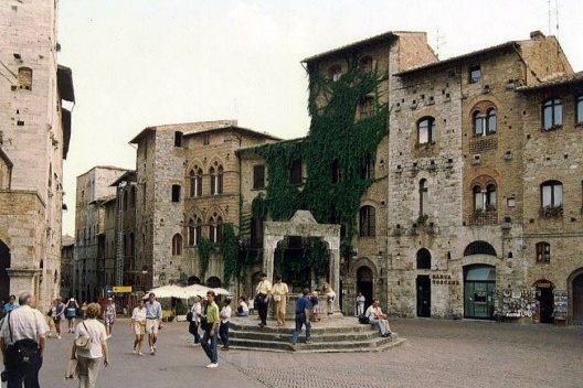 Praça em San Gimignano, Itália