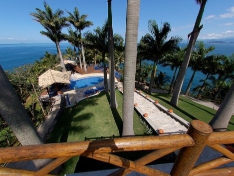 Solar da Singuitta, pousada em área de desenvolvimento turístico (Ilhabela), tem privacidade e conforto, e entre outras atributos de luxo tem heliponto