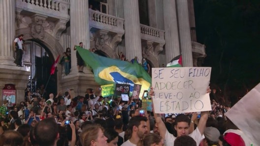 Cena do documentário “Democracia em vertigem”, direção de Petra Costa