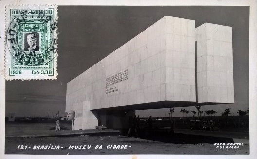 Museu da Cidade, Brasília DF, 1960, arquiteto Oscar Niemeyer. Uma estrutura visitável. Duas vigas pré-tencionados em forma de “C” formam uma sala tubular em balanço, apoiada em dois pilares
