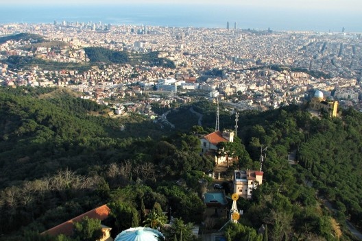 Vista da vegetação nas encostas da serra de Collserola e em alguns morros no interior da cidade. Em um destes morros localiza-se o Park Güell.