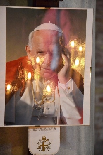 Imagem de João Paulo II no interior da Basílica