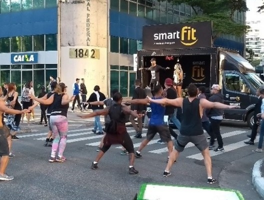 Avenida Paulista aberta aos pedestres num domingo, 2018 – ação comercial