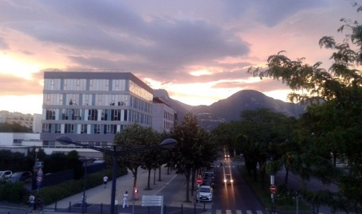 O anoitecer no bairro de Villeneuve, Grenoble
