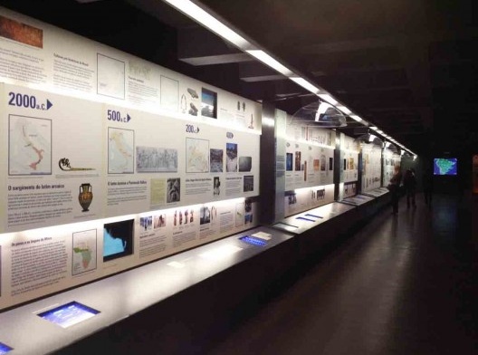 O grande painel da Linha do Tempo com seus diferentes meios e modos de representação e comunicação, Museu da Língua Portuguesa, São Paulo