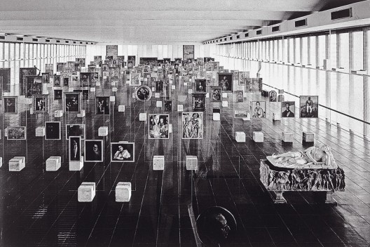 Vista geral da antiga pinacoteca do Masp com cavaletes de vidro