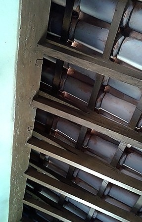 à esquerda, detalhe do encaixe dos caibros e o galbo do contrafeito. Pode-se observar os encaixes dos cachorros de maneira a não coincidir com os caibros