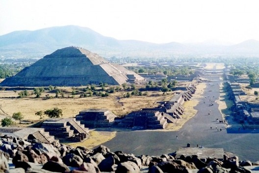 Teotihuacán, 2001. Vista do alto da Pirâmide do Sol, com calçada dos mortos à direita e pirâmide da Lua à esquerda