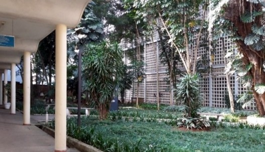 Instituto Sedes Sapientiae, vista do pátio central e da fachada ortogonal do bloco das salas de aula, São Paulo, 1940-1942. Arquiteto Rino Levi