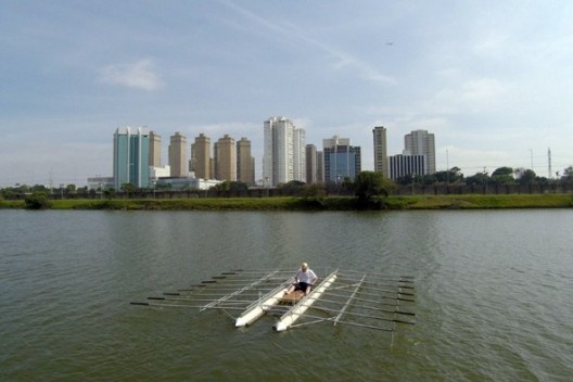 Guto Lacaz, “18”, barco de 18 remos, novo modelo em teste, raia olímpica da USP, São Paulo, 2017