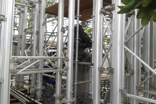 Estrutura temporária em montagem para evento em Copacabana