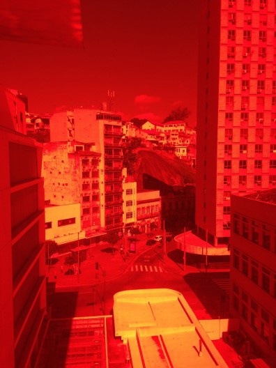 Vista do Morro da Conceição a partir de janela do MAR. A cor avermelhada é decorrente de aplicação sobre o vidro