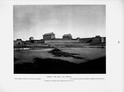 Terrapleno e campo. Portão Norte da capital provincial de Sianfu, Shensi, China