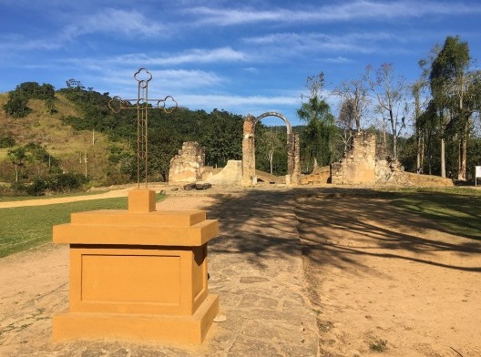 Ruínas e cruzeiro da Igreja Matriz da Cidade