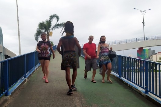 Olhares desconfiados sobre a passarela