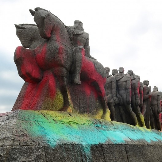 Intervenção artística no Monumento às Bandeiras em 2013