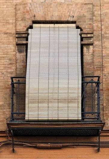 Persiana de enrolar de madeira, usada com frequência no sombreamento das janelas