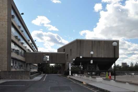 Ponte conectando Laboratory Hall com Begrish Hall, arquiteto Marcel Breuer