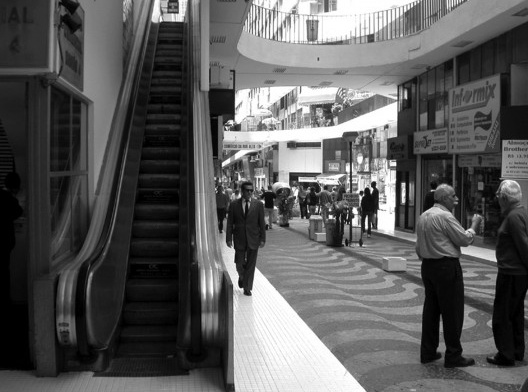 Um exemplar das galerias comerciais existentes no Centro Novo, A Galeria Nova Barão (1962) de Maria Bardelli e Ermano Siffredi